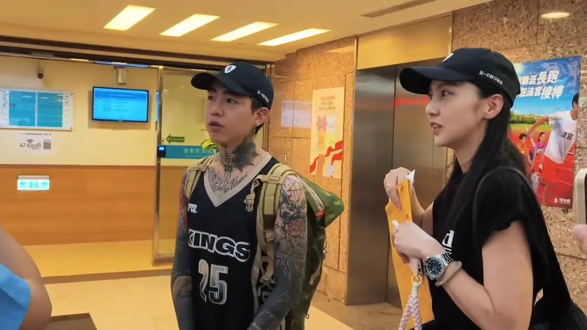 ▲媒體在智慧財產法院等候台積電洩密案移審結果時，藝人謝和弦突然帶著40萬現身。（圖／翻攝畫面）