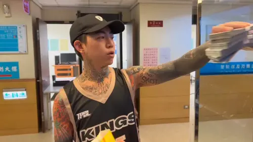 ▲謝和弦帶著賠給陳德修的40萬現金辦法院提存（圖／翻攝畫面）