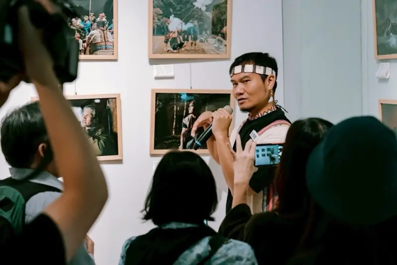 ▲環島走部落創辦人全偉義在去年社創同心原展覽中介紹及導覽。（圖／社會局提供）