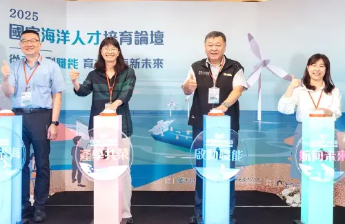 ▲國家海洋研究院舉辦國家海洋人才培育論壇活動，由國家海洋研究院院長陳璋玲(左2)與勞動部勞動力發展署高屏澎東分署分署長郭耿華(右2)等人揭開序幕。(圖／國家海洋研究院提供)