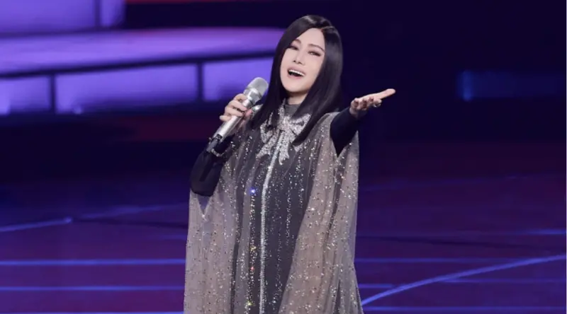 ▲江蕙（如圖）巡演今日在小巨蛋唱最終場，妹妹江淑娜也到場支持，包緊緊默默坐在台下，淡出演藝圈10年的她，身影幾乎無人認出。（圖／寬宏藝術提供）