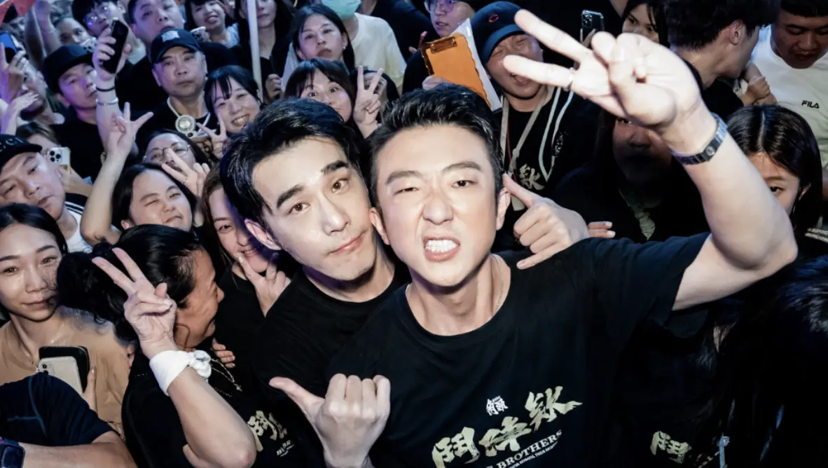 ▲《角頭－鬥陣欸》11天票房衝破1.4億，演員群走遍全台夜市宣傳，張懷秋被大批民眾要求「大罵」，讓他只好搞笑入戲嗆：「看屁啊！」鄭人碩被粉絲大喊「老公」，他也立刻回喊：「各位老公、老婆再見！謝謝你們！」（圖／曼尼娛樂提供）