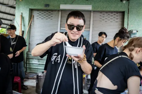 ▲《角頭－鬥陣欸》11天票房衝破1.4億，演員群全台夜市走透透宣傳。（圖／曼尼娛樂提供）