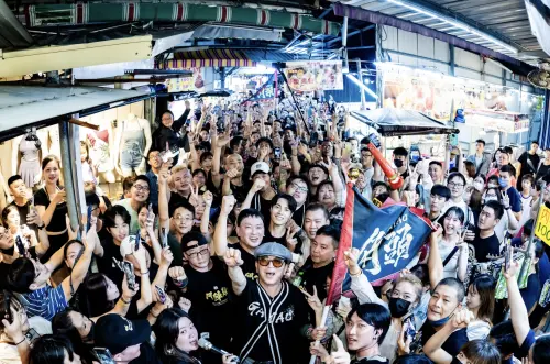 ▲《角頭－鬥陣欸》11天票房衝破1.4億，演員群全台夜市走透透宣傳。（圖／曼尼娛樂提供）