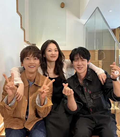 ▲宋仲基（左）在柳演錫（右）節目中坦言二寶爸生活太難了，忙到沒時間打理自己。（圖／柳演錫IG@yoo_yeonseok）