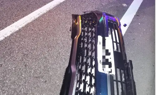 ▲國道3號台中烏日路段1日晚間發生死亡車禍，一輛故障小客車停輔助車道，遭後方轎車高速追撞，撞擊力道很大，車頭都被噴飛，現場一片狼藉。（圖／翻攝畫面）