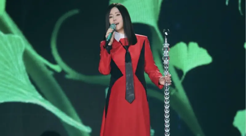 ▲江蕙（如圖）台北演唱會今（1）日迎來收官場，稍早演出尾聲，她掩面爆哭，鞠躬向全場歌迷致謝，「我好怕你們走，謝謝大家，10年沒唱還有這麼多愛我的人，內心非常感動！」（圖／寬宏藝術提供）