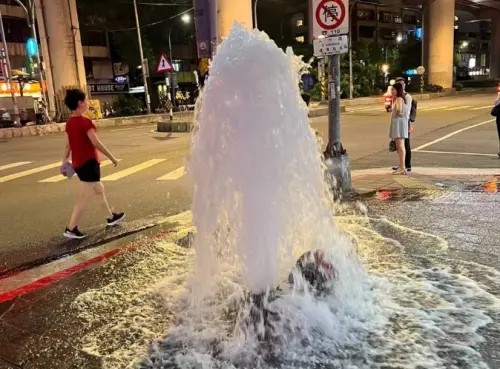 北市施工意外！吊車駕駛撞斷消防栓　水柱噴湧半小時淹市民大道
