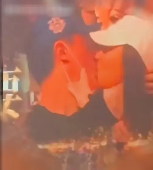 ▲霍建華（左）與林心如（右）日前低調出席江蕙演唱會，卻在「Kiss Cam」環節被大螢幕捕捉到「甜蜜親親」，瞬間掀起現場萬名觀眾驚呼。（圖／翻攝自小紅書）