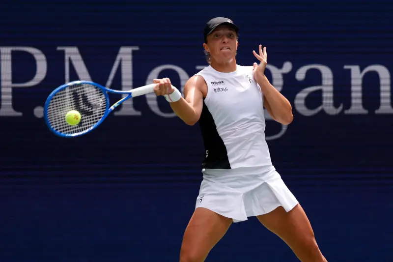 ▲前世界球后史薇泰克（Iga Swiatek）僅用64分鐘，以6：3、6：1直落二擊敗阿列克珊卓娃（Ekaterina Alexandrova），強勢挺進美網女單8強，締造年度四大滿貫皆晉級8強的紀錄。（圖／路透／達志影像）