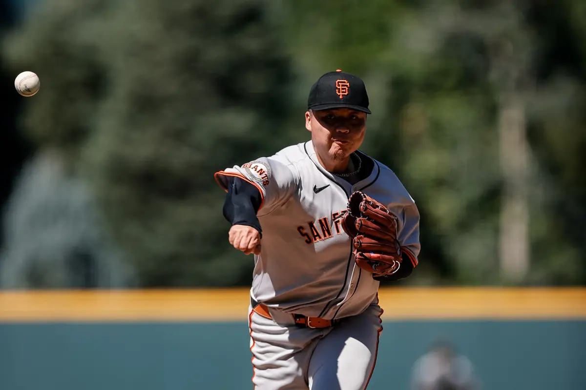 ▲MLB美國職棒舊金山巨人旅美投手鄧愷威今（2）日在庫爾斯球場先發出戰科羅拉多洛磯，主投5.1局飆8K失2分，奪下生涯先發首勝，台灣投手在這座球場再度寫下歷史紀錄。（圖／路透／達志影像）