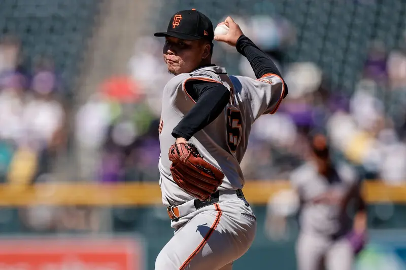 ▲美國職業棒球大聯盟（Major League Baseball）舊金山巨人隊鄧愷威（Kai-Wei Teng）主投5.1局飆8K奪下大聯盟首場先發勝投，美國「投球忍者」弗里曼（Rob Friedman）大讚他的變化球「太變態」，掀起球迷熱議。（圖／路透／達志影像）