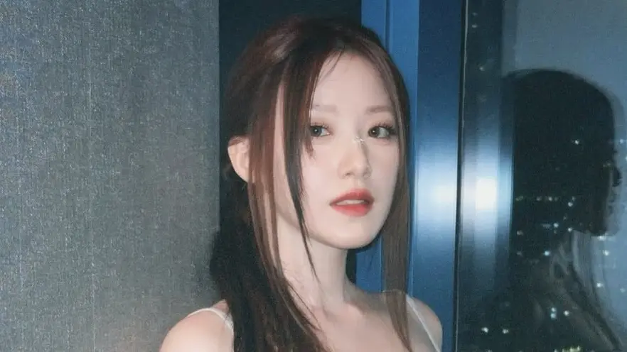 ▲韓國大勢女團i-dle成員舒華近日被目擊現身大溪老街化身「桃園女兒」拍廣告，被視為觀光代言人，她在去年完成續約後事業多元發展，逐漸擺脫團內「配角定位」，除代言品牌、主持綜藝，還嘗試漢服造型，讓不少粉絲敲碗趕緊讓她跨足戲劇演出。（圖／翻攝自舒華IG@yeh.shaa_）