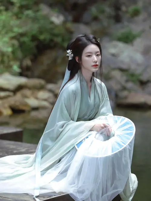 ▲舒華近日在IG分享身穿古裝的照片，被不少網友大讚「美得像AI」。（圖／翻攝自舒華IG@yeh.shaa_）