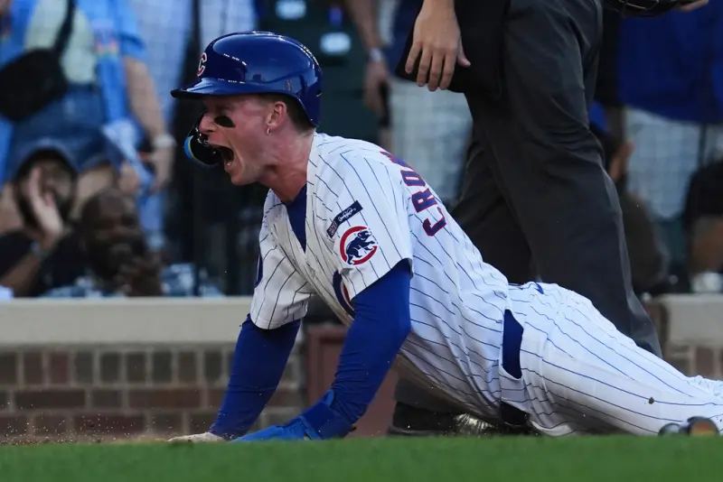 ▲MLB美國職業棒球大聯盟（Major League Baseball）芝加哥小熊（Chicago Cubs）今（2）日在主場上演了一場充滿戲劇性的逆轉勝，並由小熊超級新星「PCA」克勞–阿姆斯壯（Pete Crow-Armstrong）上演驚天美技，成為全場最關鍵的英雄。（圖／美聯社／達志影像）