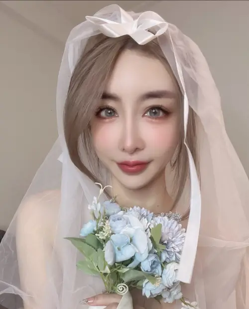 ▲雪碧坦言自己有容貌焦慮，所以花了700萬整形。（圖／翻攝自臉書方祺媛）