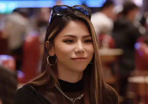 蕾菈分手反骨改拚德州撲克！火辣緊身衣現身賽場　路邊抽菸全被拍
