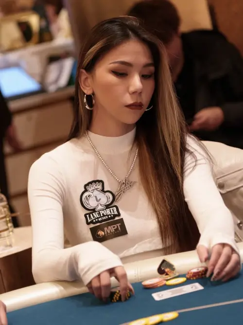 ▲蕾菈迷上德州撲克。（圖／翻攝自IG@la.112814）