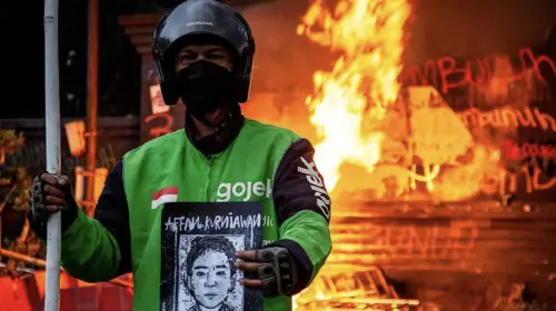 ▲外送員之死引爆全民怒火！外媒稱印尼示威「凸顯菁英與底層對立」。（圖／美聯社／達志影像）