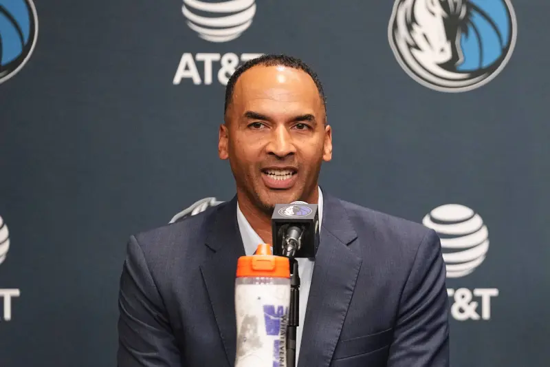 ▲NBA美國職籃 （National Basketball Association）2024-25賽季最驚天動地的交易案，莫過於洛杉磯湖人與達拉斯獨行俠進行的唐西奇（Luka Dončić）與戴維斯（Anthony Davis）交易案，這使得獨行俠總管哈里森（Nico Harrison）也背負著達拉斯球迷的罵名，近日網路流傳一部哈里森正在窗邊用餐，卻遭路旁民眾嗆聲的影片，顯示達拉斯球迷似乎仍對哈里森存在怨氣。（圖／美聯社／達志影像）