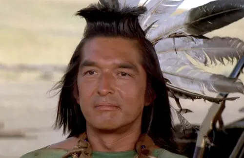 ▲葛拉漢格林在《與狼共舞》扮演原住民部族中的藥師，入圍奧斯卡最佳男配角，在好萊塢地位也N級跳。（圖／摘自IMDb）