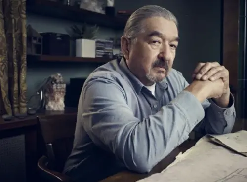 ▲葛拉漢格林近期在電視與電影中都是扮演長輩或是長官，成為主角身旁的硬裡子綠葉。（圖／摘自IMDb）