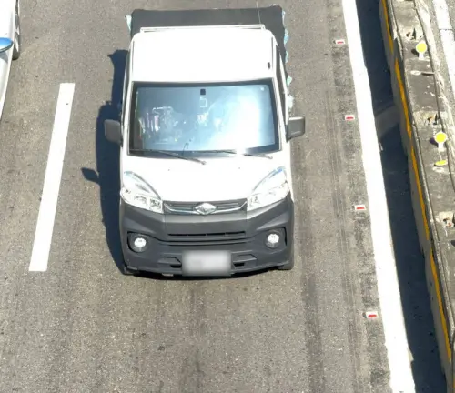 ▲AI軟體辨識出未繫安全帶違規態樣，可能因光線、著深淺色衣服等因素致遭AI軟體辨識未繫安全帶違規。（圖／國道公路警察局）