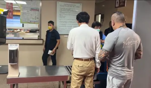 ▲黃國昌（左）與館長（右）出席旁聽正在過安檢。（圖／NOWnews今日新聞）