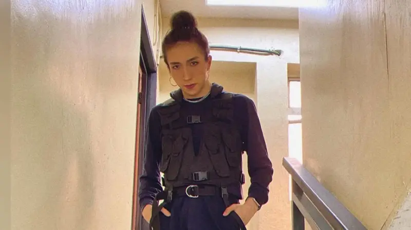 ▲香港男團MIRROR舞者阿Mo因遭演唱會600公斤螢幕砸中意外癱瘓3年，至今仍無法自主排泄及調節體溫2個後遺症，父親李盛林透露，他靠著信念與復健前行，每個微小突破都被家人視為恩典。（圖／翻攝自阿Mo IG@momo.lky）