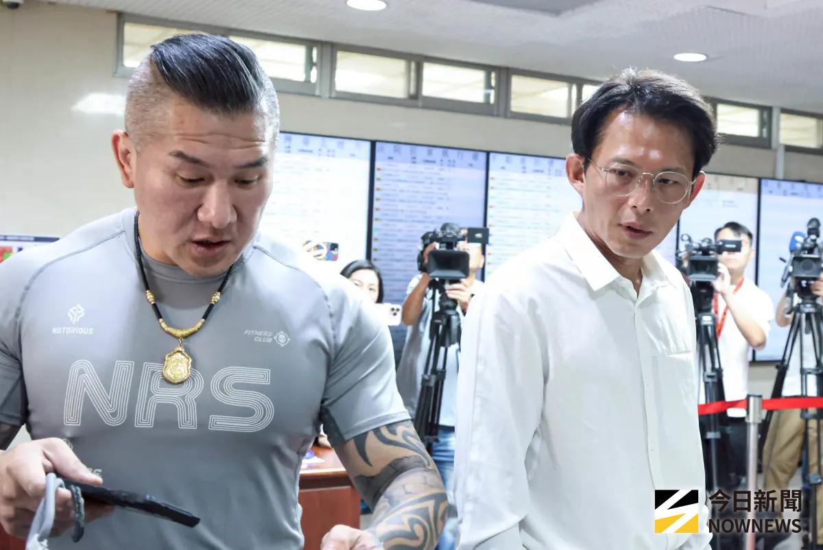 ▲「館長」陳之漢（左）挺白、對抗民進黨之後，生意一落千丈。（圖／記者朱永強攝）