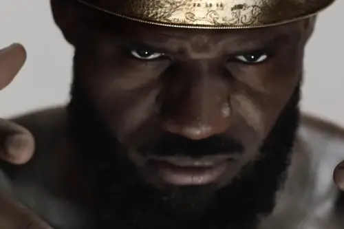 ▲NBA超級球星「詹皇」詹姆斯（LeBron James）與Nike合作推出第23代簽名鞋廣告，廣告中LeBron自戴金色王冠的畫面，不僅被部分名嘴形容「尷尬至極」，更被不少球迷調侃活像「漢堡王」廣告。（圖／翻攝自YouTube）