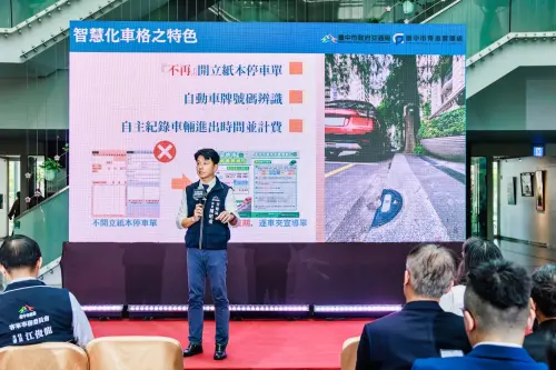 ▲交通局長葉昭甫於記者會上說明智慧停車無紙化政策內容(圖／交通局提供)