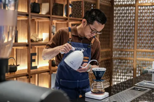 ▲日本福岡REC COFFEE北添修社長，曾於2022年5月進駐台灣店，親自手沖咖啡。（圖／翻攝自REC COFFEE Taiwan FB）