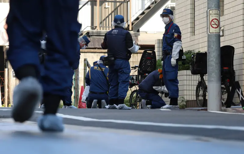 ▲日本東京世田谷區1日發生街頭割喉案，一名40歲南韓籍女子遭前男友持刀刺向頸部，經搶救後仍不治身亡。圖為警察在案發現場蒐證。（圖／美聯社／達志影像）