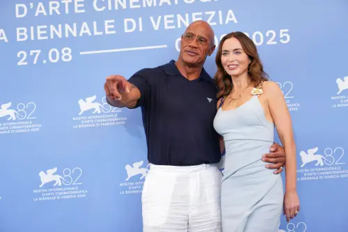 ▲巨石強森（左）與艾蜜莉布朗（右）第2度攜手共演的《The Smashing Machine》參加今年威尼斯影展正式競賽，兩人面對各國媒體顯得心情極佳，對於片子的成績很期待。（圖／美聯社／達志影像）