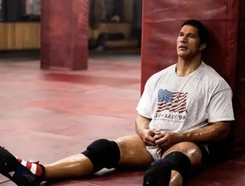 ▲巨石強森在《The Smashing Machine》扮演綜合格鬥傳奇選手馬克克爾，影片改編自馬克的生平，對巨石強森也是演技大考驗。（圖／摘自IMDb）