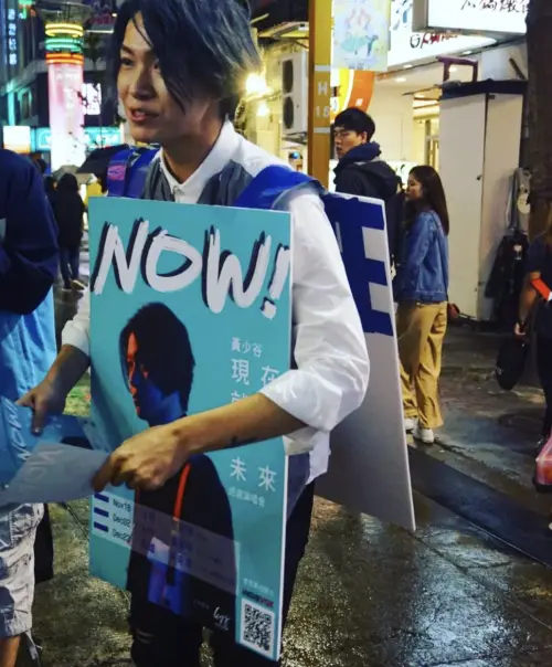 ▲黃少谷分享自己過去在街頭宣傳唱片的照片，藉此勉勵自己。（圖／翻攝自臉書@黃少谷 Shao Huang）