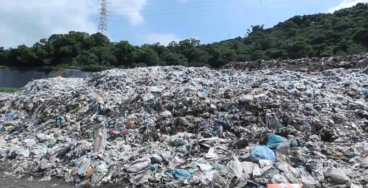 ▲台中市民進黨團踢爆，大里衛生掩埋場垃圾堆積如山，並未依規定覆土。（圖／台中市議員王立任提供，2025.09.02）