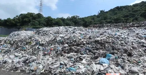 ▲台中市民進黨團踢爆，大里衛生掩埋場垃圾堆積如山，並未依規定覆土。（圖／台中市議員王立任提供，2025.09.02）