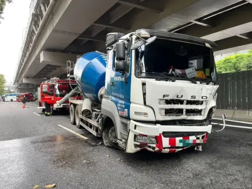 快訊／內湖死亡車禍！水泥車撞左轉機車拖行100m　女騎士傷重不治
