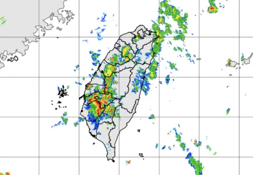 ▲由於對流發展旺盛，台灣上空不斷出現降雨雲系，提醒中南部民眾務必留意雷擊、強陣風。（圖／中央氣象署cwa.gov.tw）