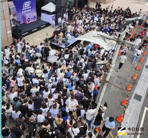 ▲舒華人潮。（圖／記者。（圖／記者吳翊緁攝）