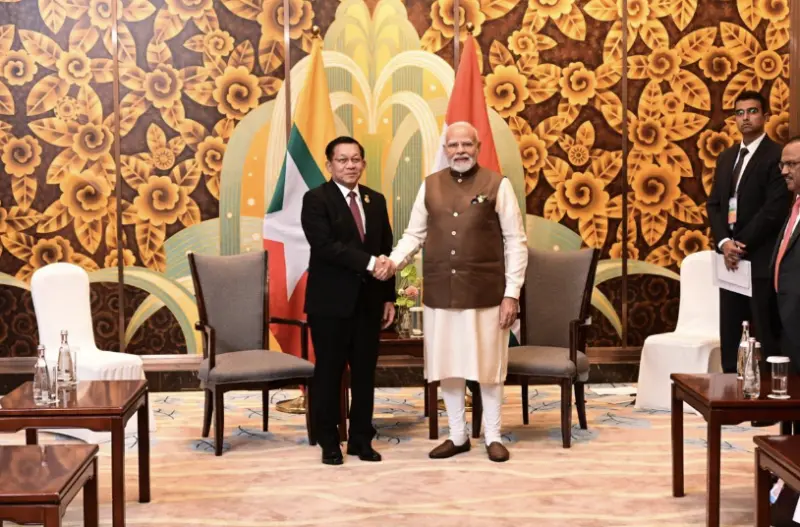 ▲印度總理莫迪（Narendra Modi）（右）與緬甸軍政府領導人敏昂萊（Min Aung Hlaing）（左）在上海合作組織峰會場邊會晤，雙方討論邊境安全、經貿合作與大選籌備事宜。（圖／翻攝自緬甸環球新光報）