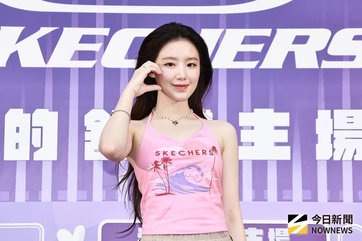 ▲韓國大勢女團i-dle台灣成員舒華連續2年入選世界百大最美臉孔，近期漢服造型更驚豔中韓粉絲被讚「宛如仙女」，而她膚白如水煮蛋的狀態，更被網友封為「行走的白月光」，就連她的化妝師都不住爆料：「粉底液沒有她色號！」（圖／記者吳翊緁攝）