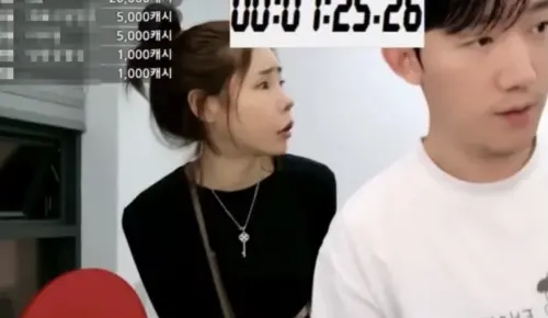 ▲警察突然出現在申太一的直播地點，讓現場來賓都嚇到。（圖／翻攝自韓網）