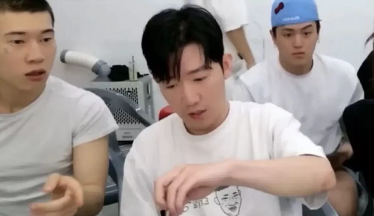 ▲韓國大尺度實況主申太一（中）在直播時突然被警察上銬帶走，嚇壞現場其他來賓。（圖／翻攝自韓網）