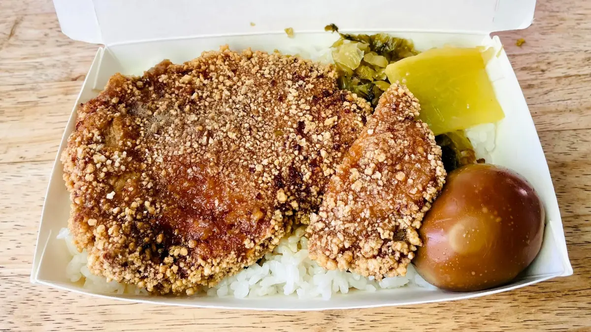 ▲高雄鹽埕區「阿英排骨飯」是逾60年老店，被封為「排骨界霸主」，但一份便當175元引起熱議。（圖／取自臉書）