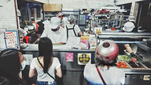 ▲阿英排骨店不只是老店、滋味好，店內待客之道也大受好評。（圖／「我要征服臺南牛肉湯！！！ 」粉專）