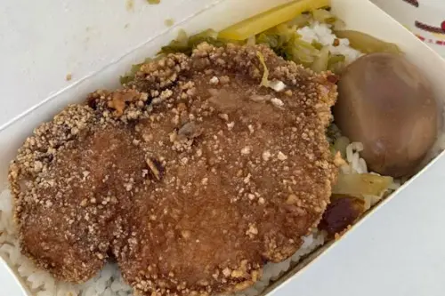 ▲100元排骨飯便當標配是白飯、排骨、酸菜、滷蛋。（圖／翻攝自Google地圖）