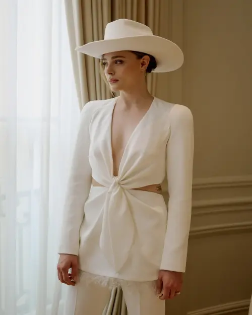 ▲克蘿伊摩蕾茲在美國勞工節週末與模特女友完婚。（圖／翻攝自IG@chloegmoretz）